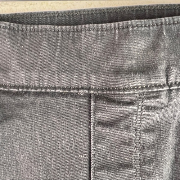 LEVI’S SKINNY JEGGINGS. Pull-on elastic wide waist w/5 pocket styling. Black. - Picture 3 of 7